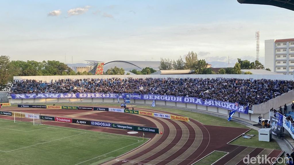 Brajamusti saat mendukung PSIM Jogja lawan Adhyaksa Farmel FC di Stadion Mandala Krida, Kota Jogja, Minggu (15/9/2024).